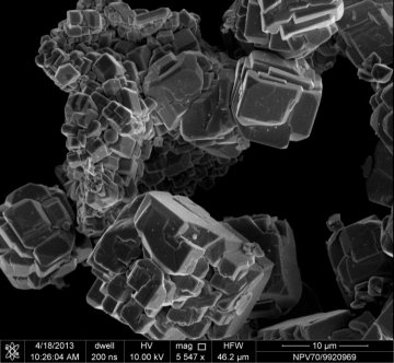 Rys. 4. Różne formy nano- i mikrokryształów żelazianu bizmutu BiFeO3 (synteza dr K. Chybczyńska).